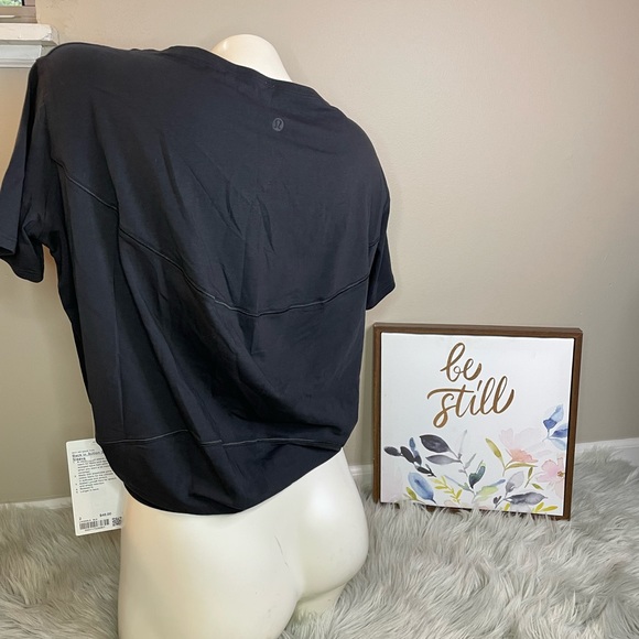SOLD EVENT Lululemon back in action short sleeve - Picture 2 of 3